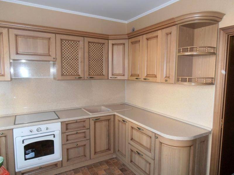 светлая классическая кухня в Нижневартовске