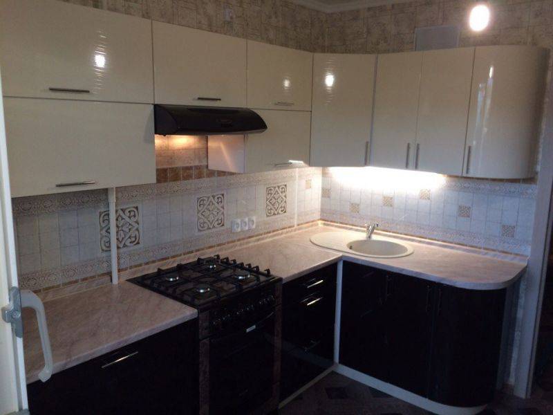 угловая кухня с гнутым фасадом в Нижневартовске