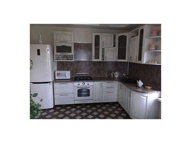 светлая угловая кухня в Нижневартовске