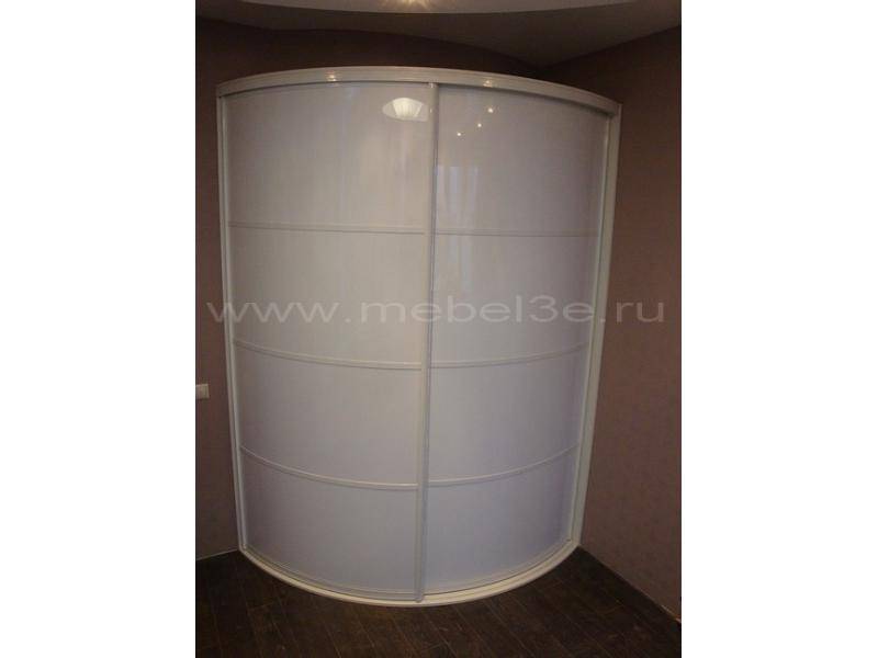 белый шкаф встроенный в радиусную стену в Нижневартовске