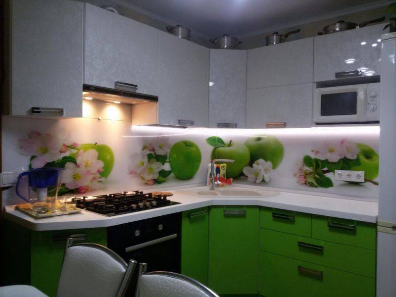 бело-зеленая угловая кухня в Нижневартовске