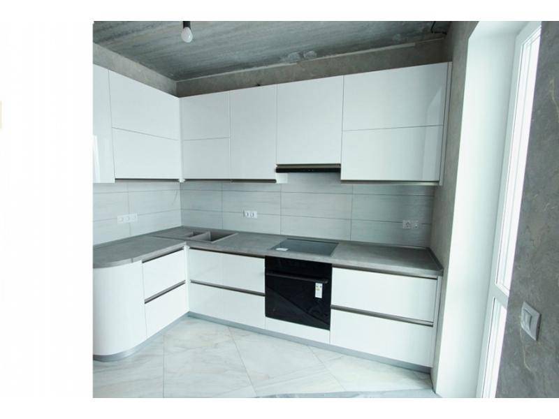 угловая белая кухня в Нижневартовске