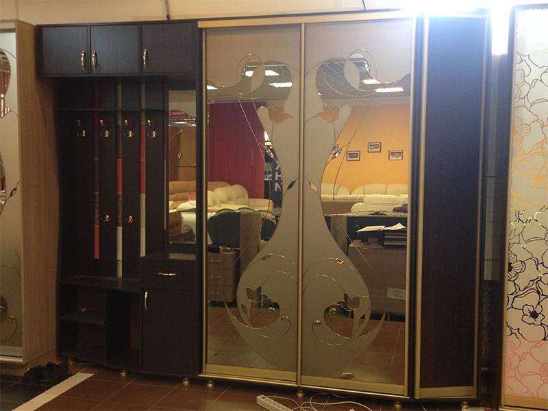 прихожая со шкафом-купе в Нижневартовске