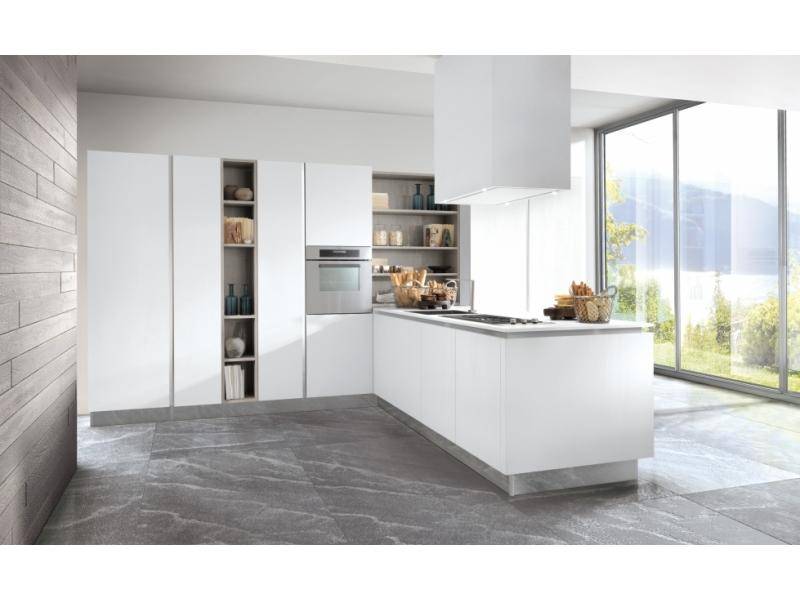 белая кухня с островком в Нижневартовске