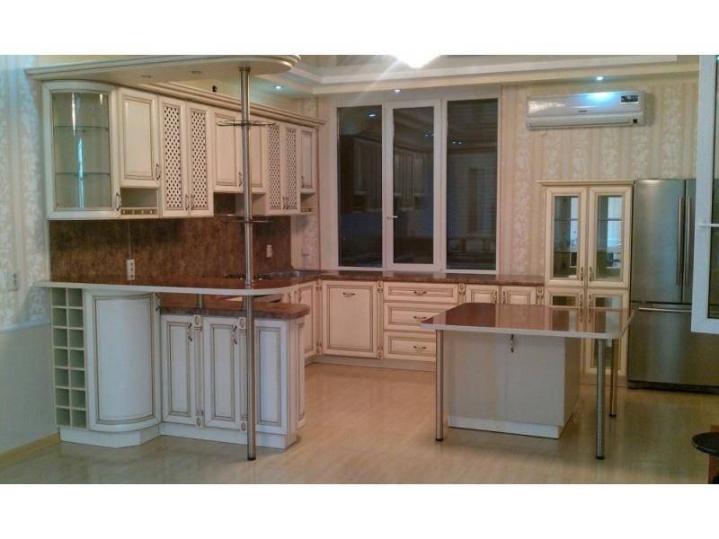 угловая кухня с островом в Нижневартовске