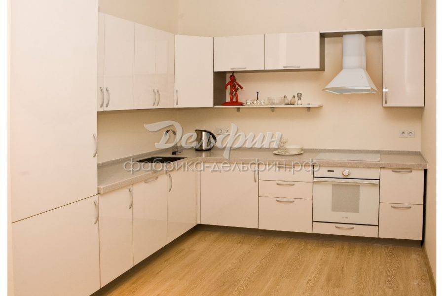 большая кухня молочного цвета в Нижневартовске