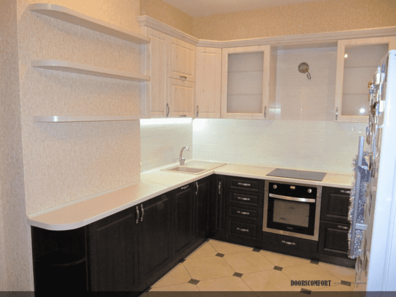 большая угловая кухня кантри в Нижневартовске