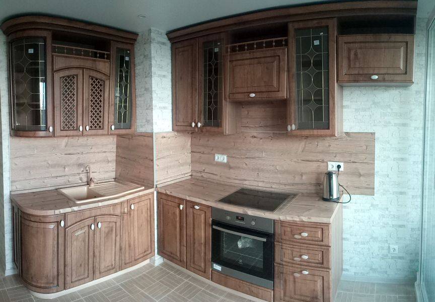 компактная кухня в классическом стиле в Нижневартовске