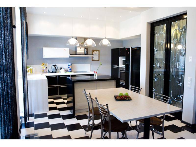 кухня с островом в Нижневартовске