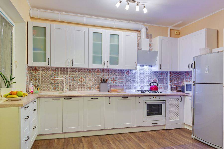 белая п-образная кухня vis a vis в стиле неоклассика в Нижневартовске