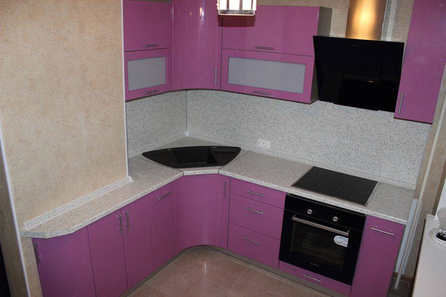 угловая кухня с радиусными фасадами в Нижневартовске