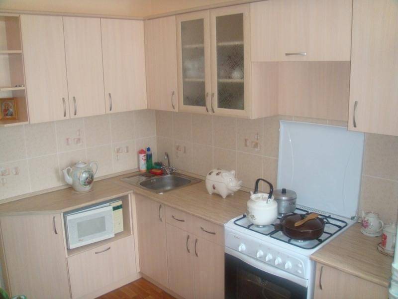 угловая бежевая кухня в Нижневартовске