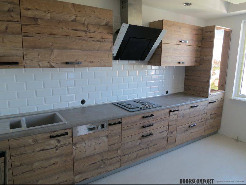 кухня с древесными фасадами пихта брамберг в Нижневартовске