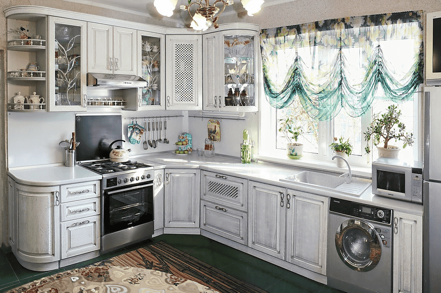 белая с серебром кухня фантазия в Нижневартовске