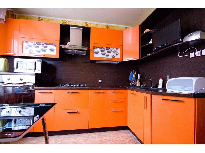 угловая оранжевая кухня в Нижневартовске