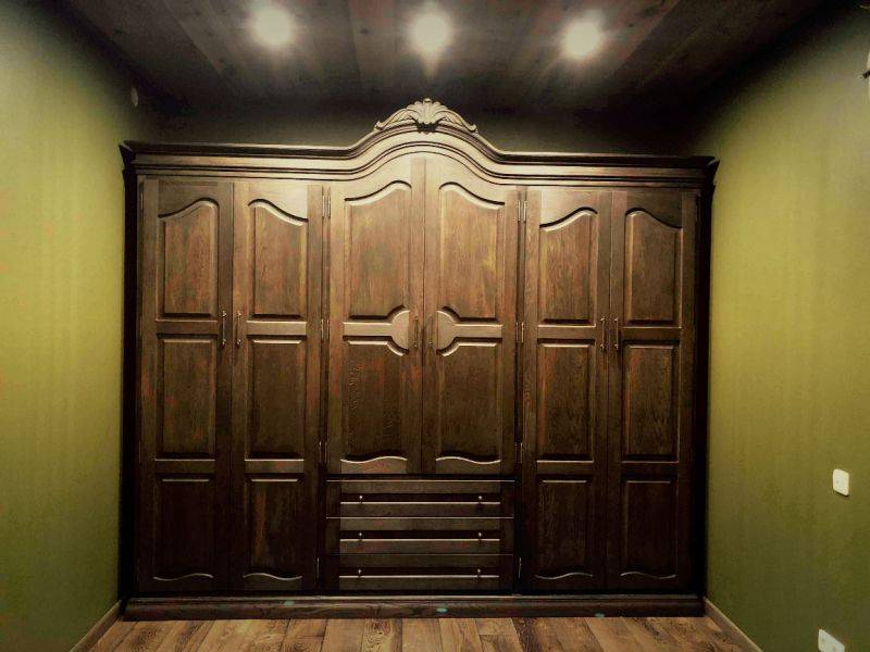 шкаф из массива дуба с карнизом короной в Нижневартовске