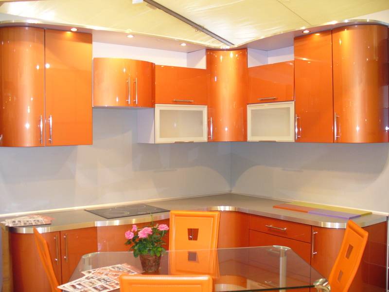 угловая оранжевая кухня в Нижневартовске