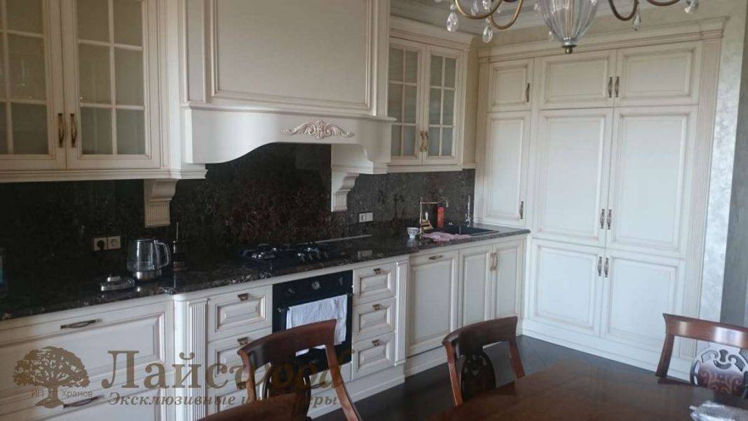 угловая кухня в классическом стиле в Нижневартовске