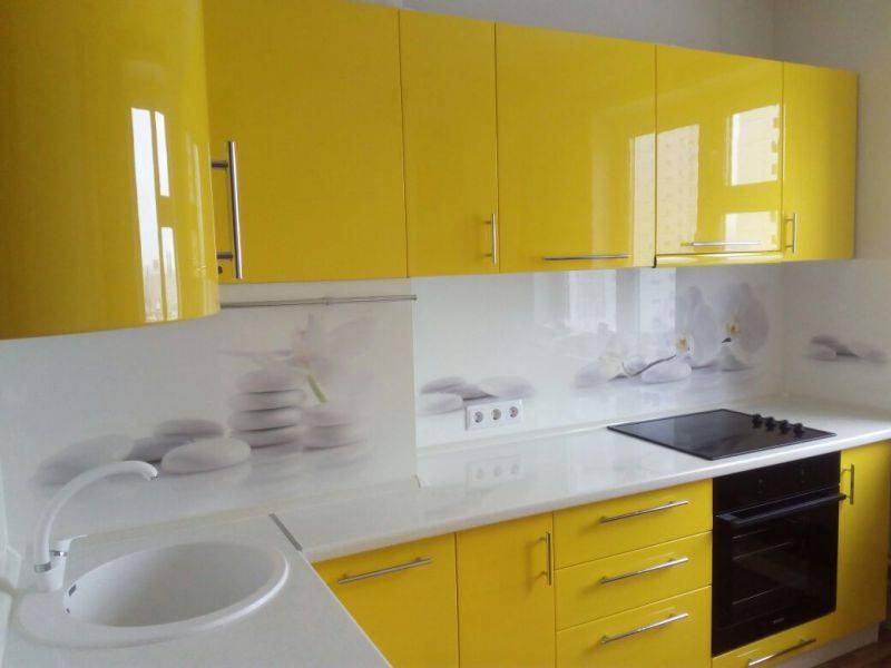 желтая угловая кухня в Нижневартовске