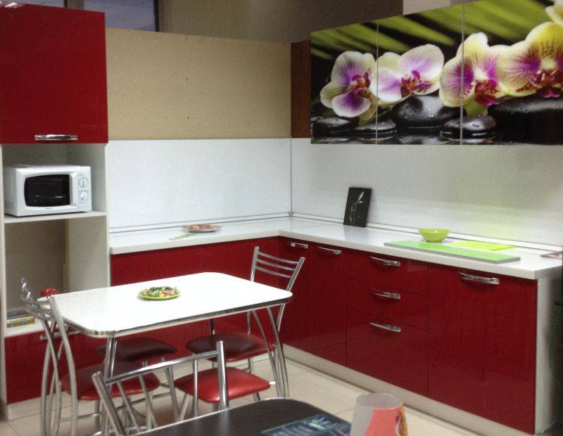 красная кухня с фотопечатью в Нижневартовске