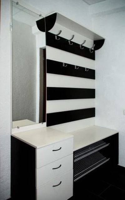 небольшая стильная прихожая в Нижневартовске