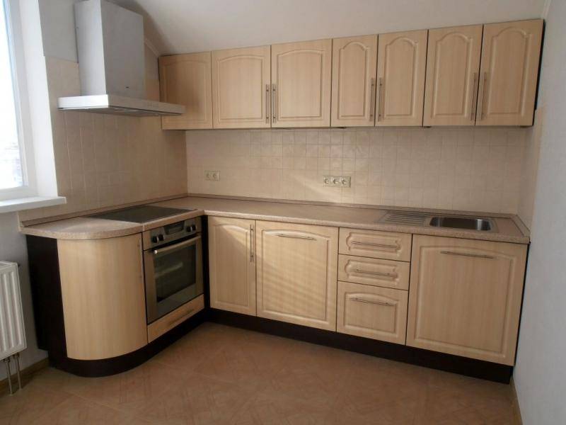 угловая бежевая кухня в Нижневартовске