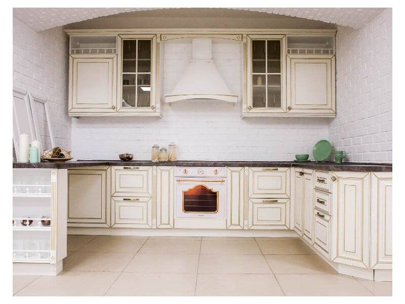 вместительная кухня тоскана в классическом стиле в Нижневартовске