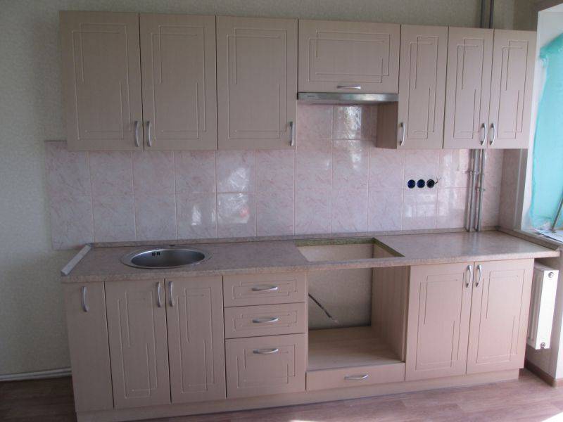 светлая прямая кухня в Нижневартовске