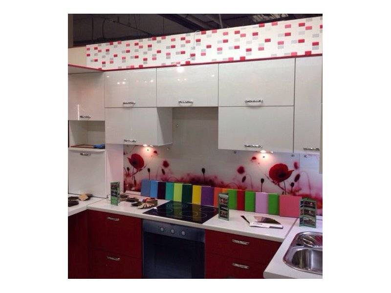 угловая красно-белая кухня в Нижневартовске