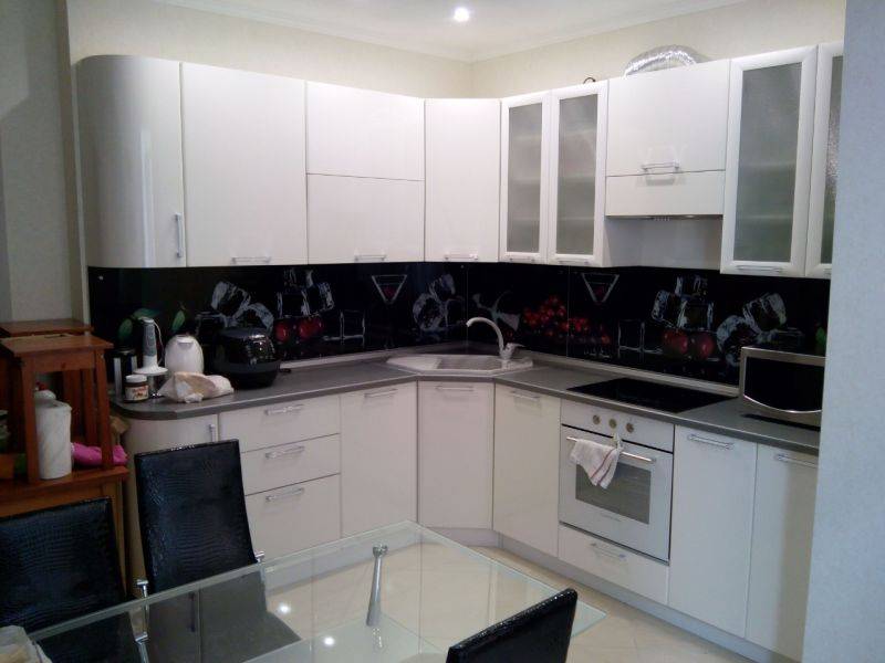 компактная белая кухня в Нижневартовске