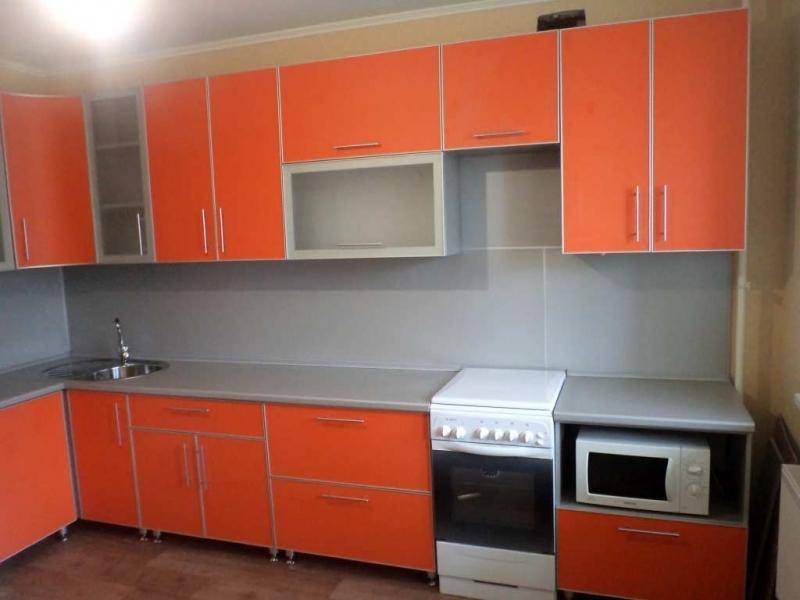 оранжевая угловая кухня в Нижневартовске