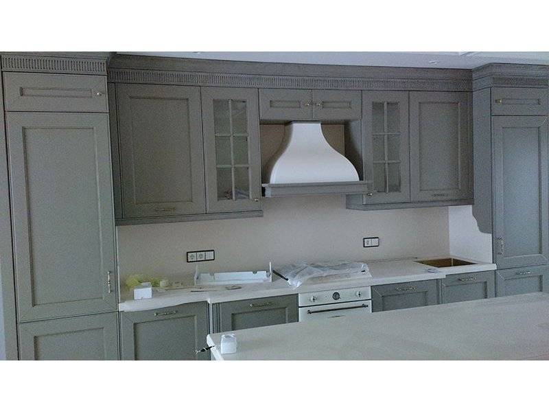 светлая прямая кухня из массива в Нижневартовске