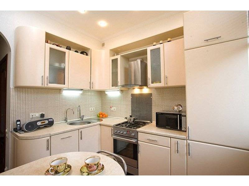 угловая бежевая кухня в Нижневартовске