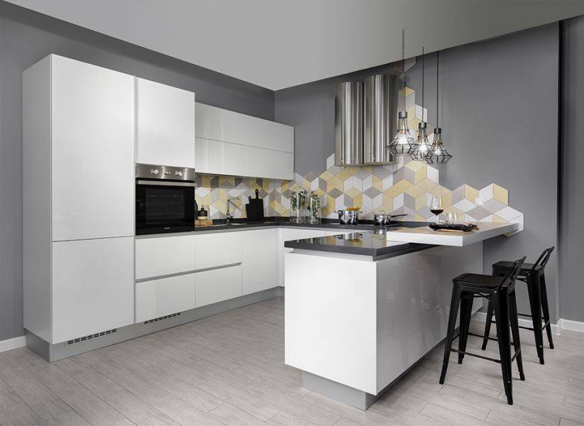 угловая светлая кухня в Нижневартовске