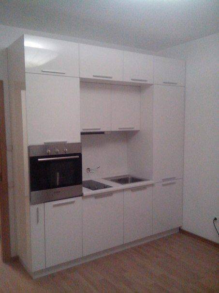 небольшая белая кухня в Нижневартовске