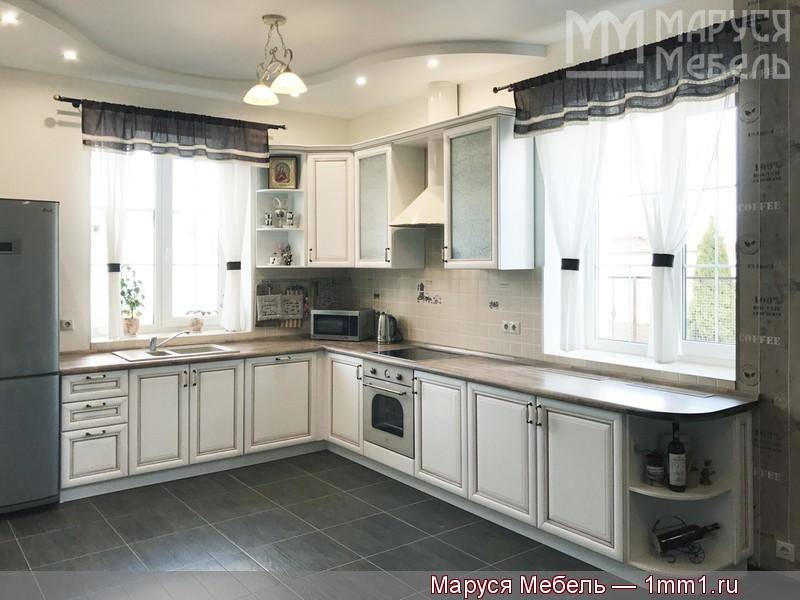 кухня с двумя окнами из массива нокта в Нижневартовске