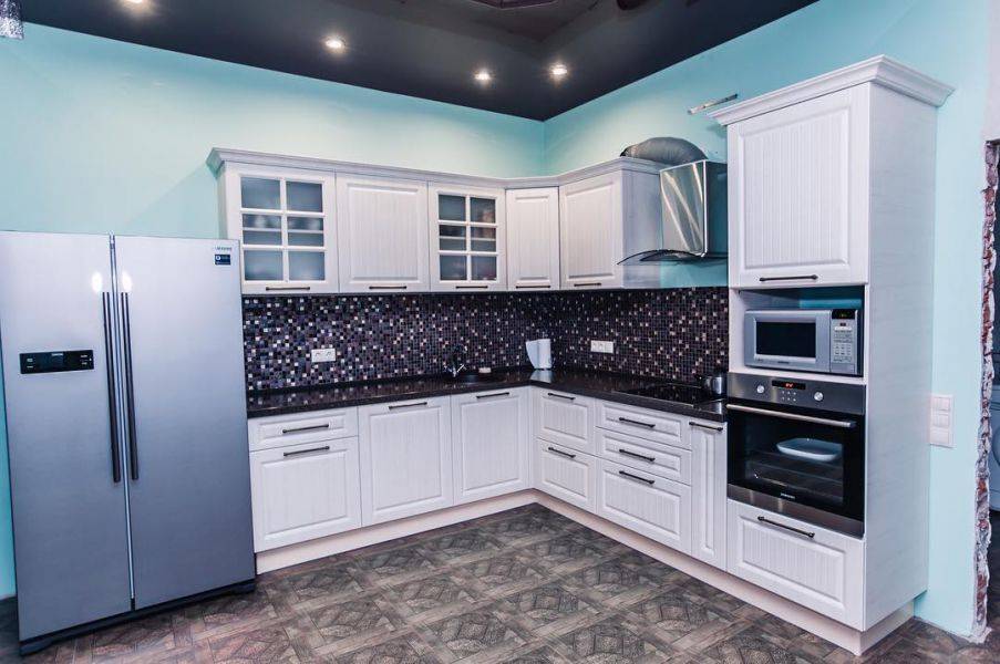 угловая белая кухня в Нижневартовске