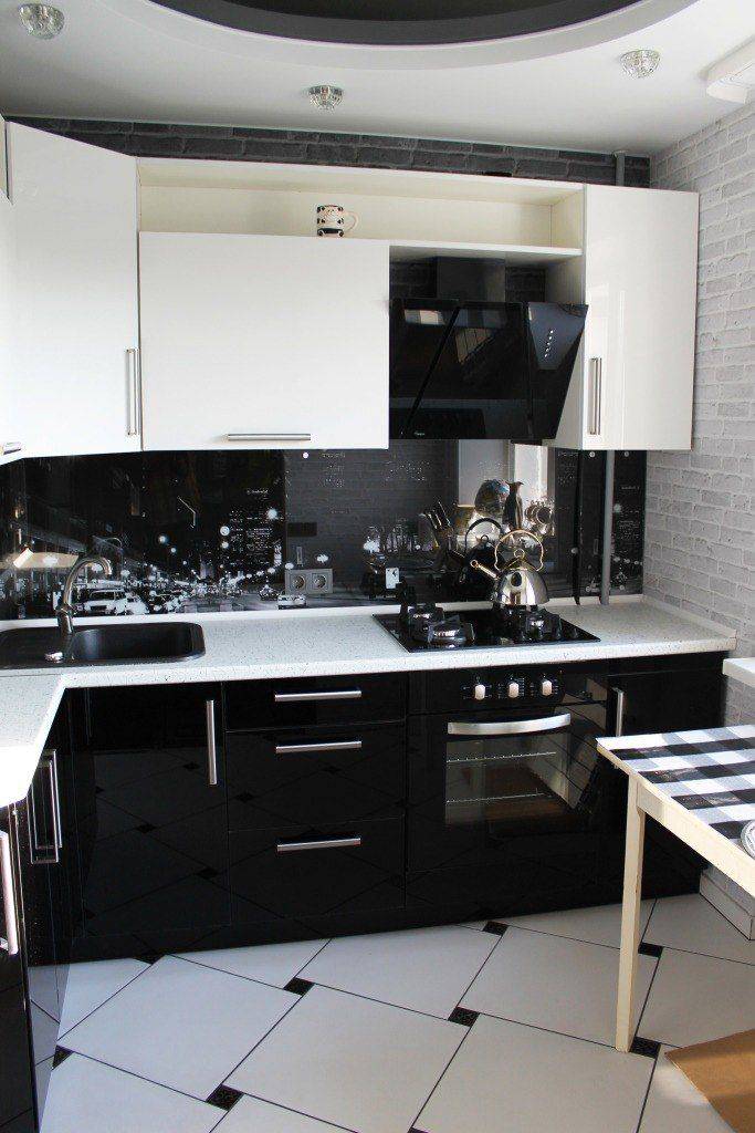 черно-белая угловая кухня в Нижневартовске