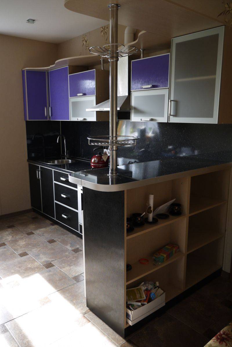 кухня с барной стойкой в Нижневартовске