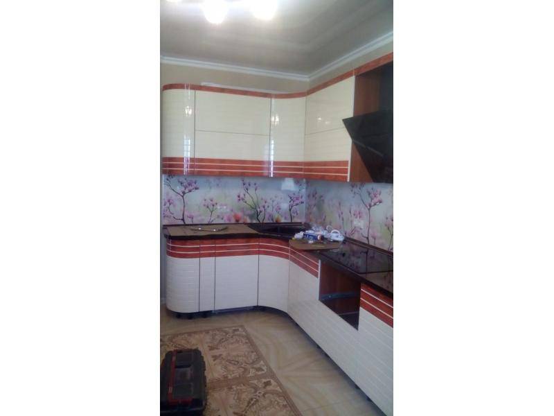 угловая кухня с плавными фасадами в Нижневартовске