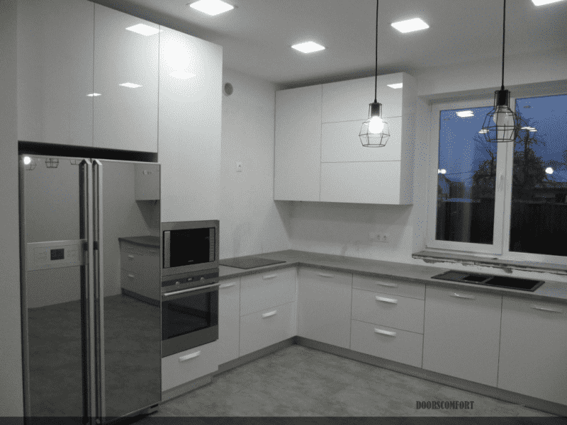 угловая кухня с белыми фасадами acryline в Нижневартовске