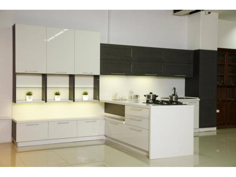 угловая светлая кухня модерн в Нижневартовске