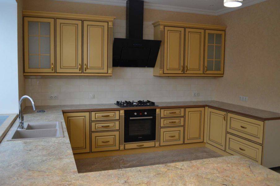 большая угловая кухня в Нижневартовске