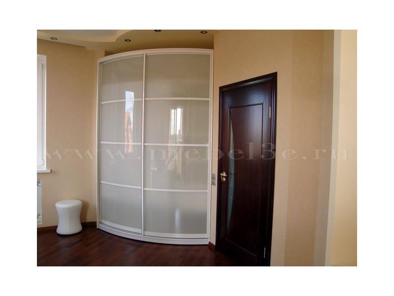 белый радиусный шкаф-купе в спальню в Нижневартовске