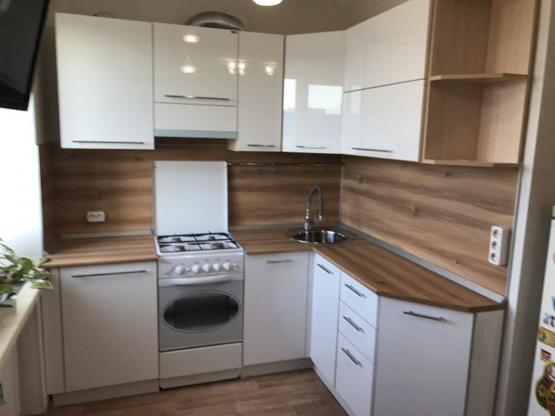 небольшая угловая кухня в Нижневартовске