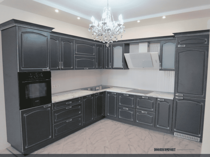 кухня в классическом стиле с крашенными фасадами гальяно в Нижневартовске