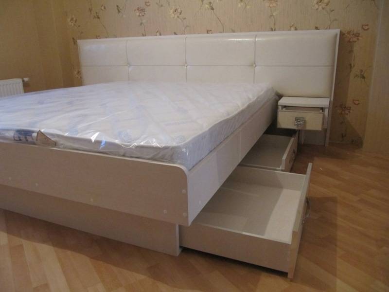 белая кровать с ящиками в Нижневартовске