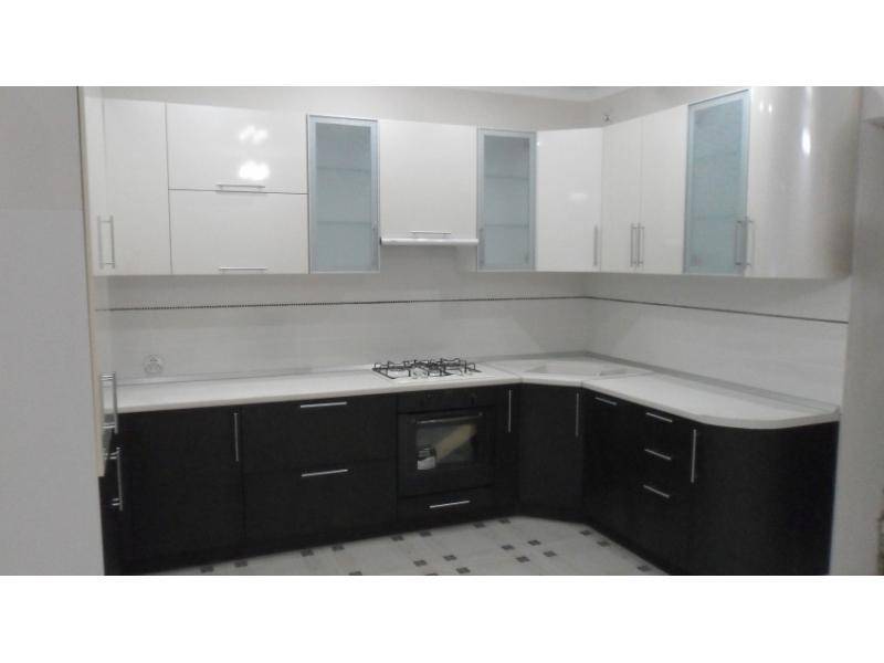 угловая кухня в черно-белом цвете пластик в Нижневартовске