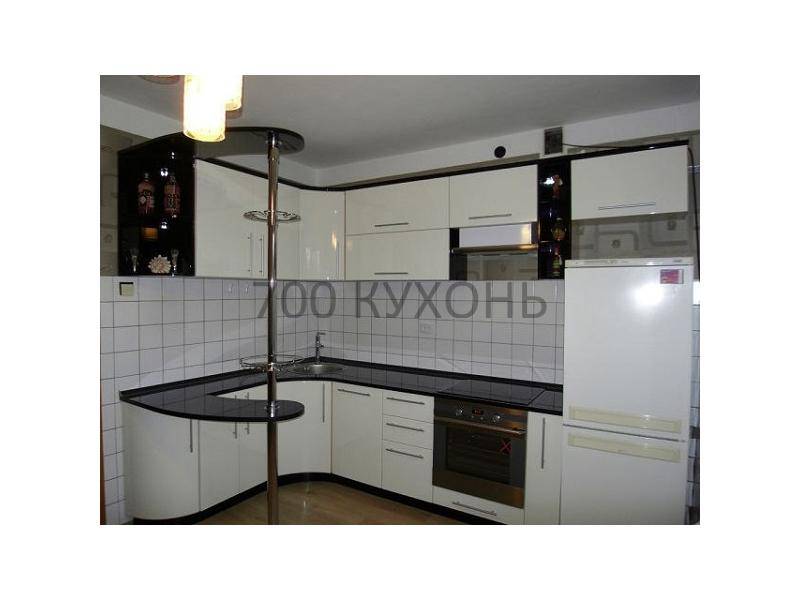 белая кухня с барной стойкой в Нижневартовске