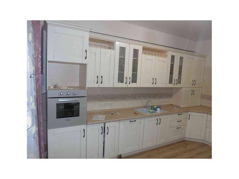 угловая светлая кухня в Нижневартовске